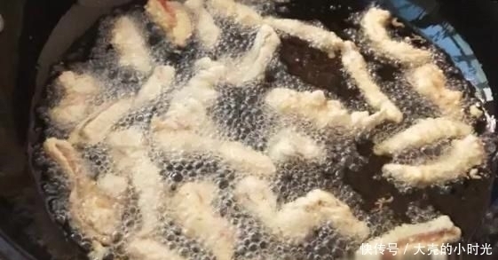 大葱|炸酥肉时加面粉还是加淀粉?都不对,教你地道做法,外脆里嫩!