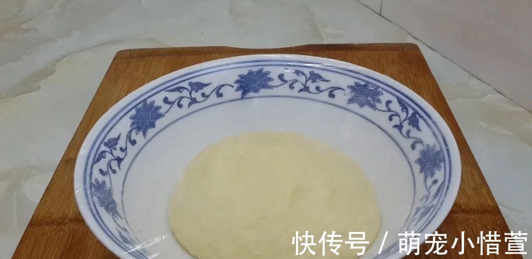 2个鸡蛋，3勺面粉，不用擀面，做出创意油炸饼，比吃油条还过瘾！