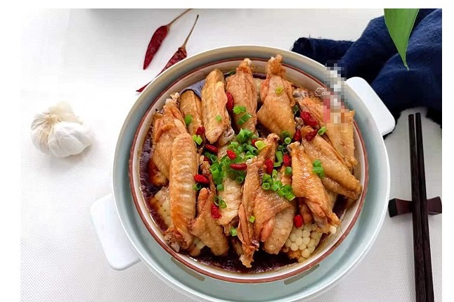 立秋后常做这道菜，食材加粉腌制，同玉米蒸熟上桌，鲜美不上火