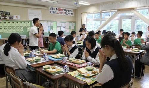 日本儿童健康居世界首位，他们的学校午餐制度，很多学校做不到