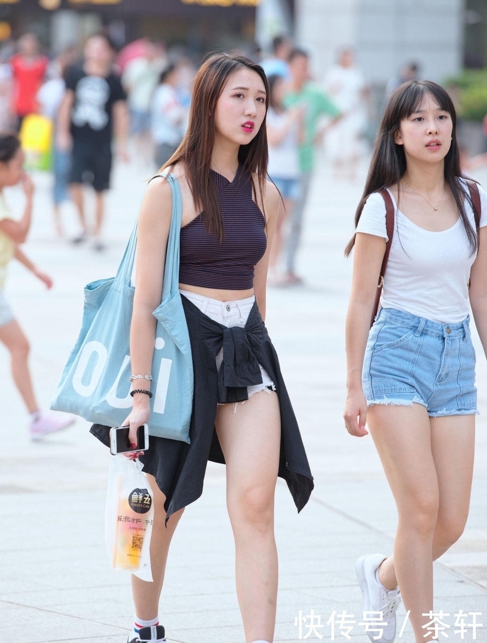 街拍性感大胆明艳的小姐姐，显得大大方方质感满满