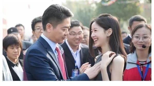 刻录机|看看刘强东和章泽天的家,地上全是女儿的玩具,真的太接地气了