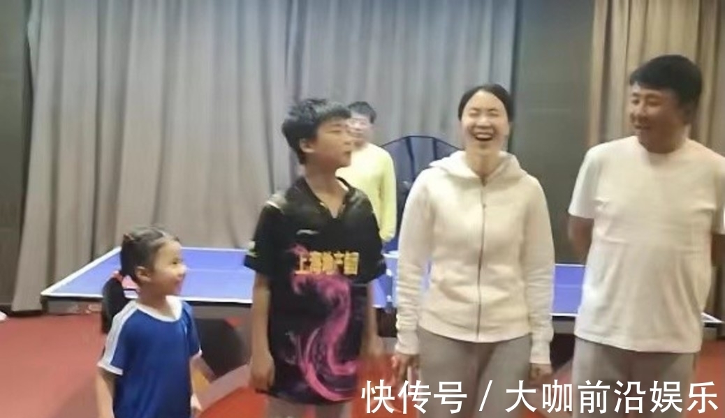 老公|家庭对战王楠带女儿4-0横扫老公儿子,出场仪式满分,抱胸叫板!