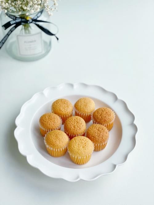 抓住暑假的尾巴，给女儿烤了一盘小小蛋糕，一口一个细腻又柔软