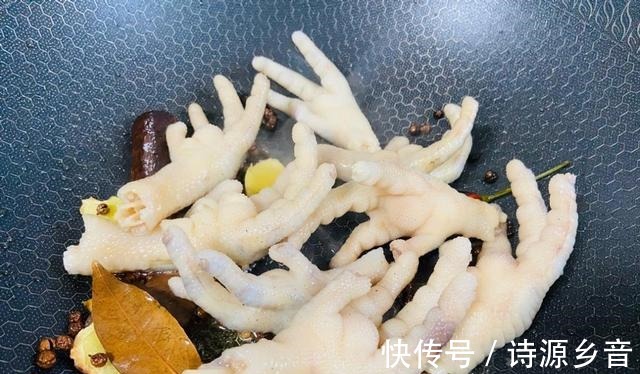 鸡爪这么做最好吃,麻辣鲜香,下酒下饭两相宜!