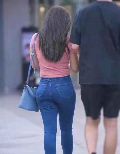 牛仔裤上身有特别好的效果,简约不简单,展现出女孩优雅气质