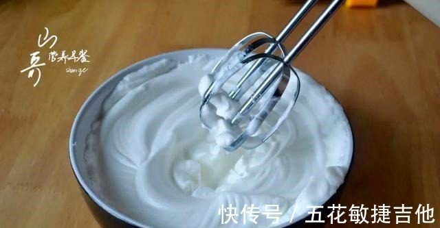 白醋|烘焙新手也能1遍成功的简易版抹茶蛋糕，步骤详细，做法超级简单！