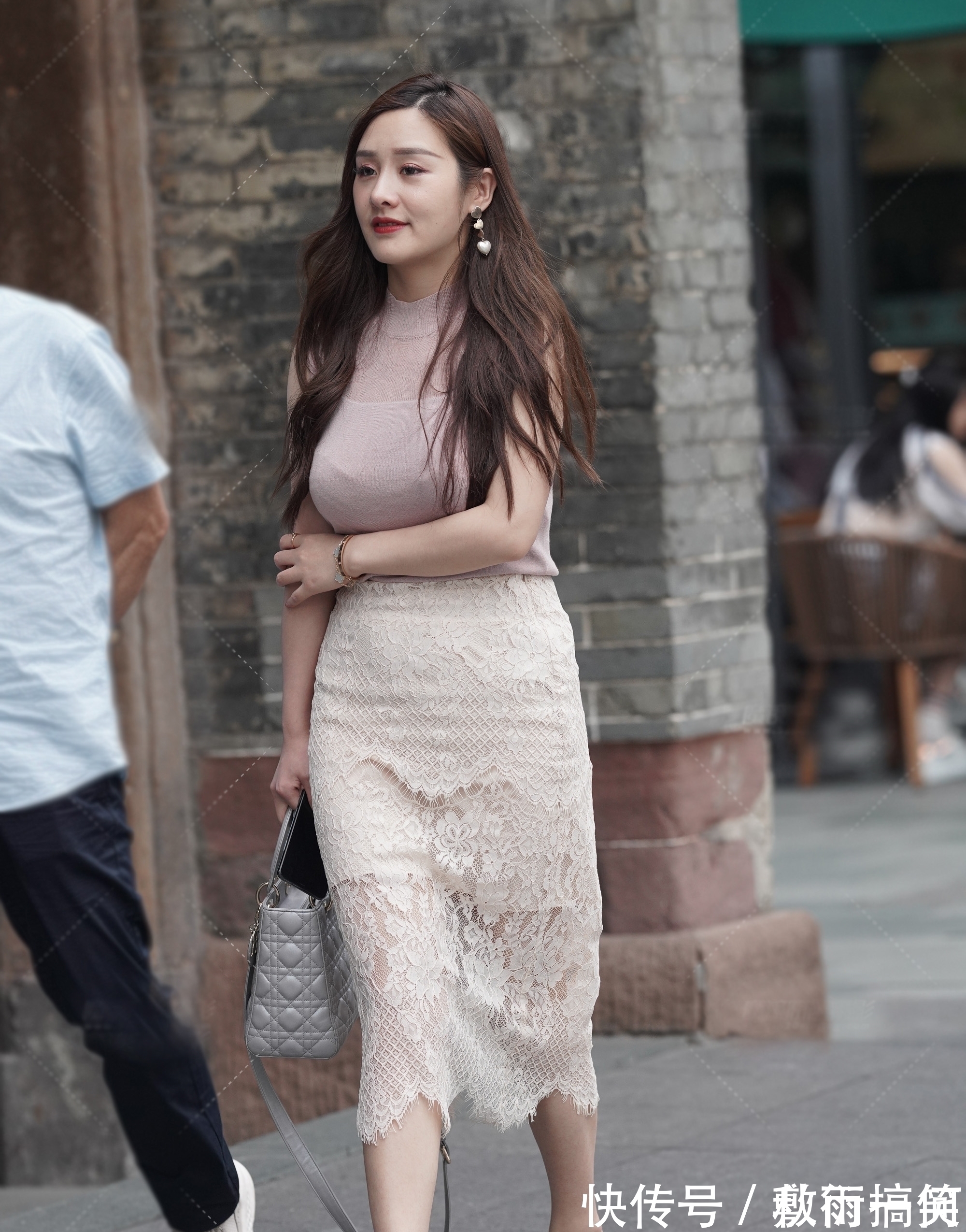 轻熟风 气质型轻熟风搭配,粉色打底衫配半身裙,温婉动人又美丽清新