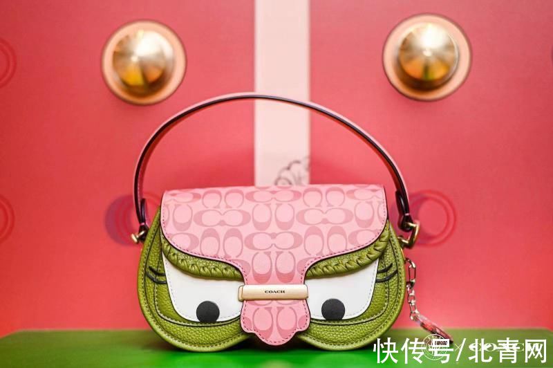 东华大学&助力青年设计力量，Coach携国潮新锐风尚参展教博会