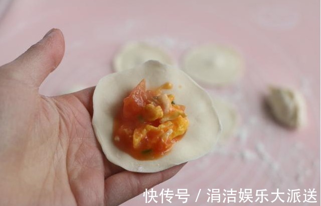 鸡蛋|西红柿别再拿来炒鸡蛋了,换个做法,老人孩子都爱吃,鲜嫩多汁