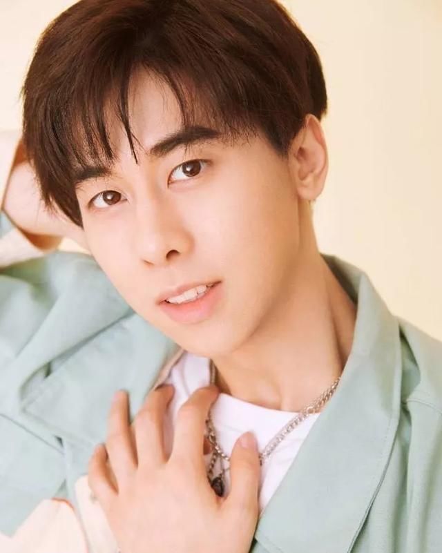 易烊千玺昔日队友处境大公开,路边表演没人看?