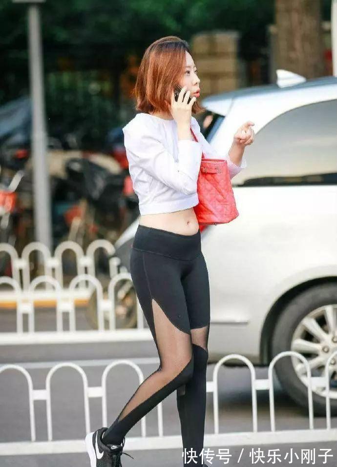 丝袜 瑜伽裤穿出了丝袜的感觉,款式虽然独特,但小姐姐的气质很是时尚