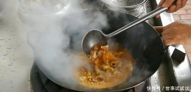 大厨将羊肉加这个一起烧,简单易学,香辣开胃,好吃停不住嘴!