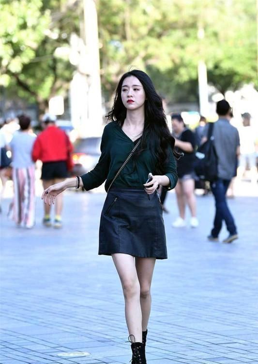 短裙|精致修饰长发的小美女,黑色的上衣配短裙,时尚又靓丽