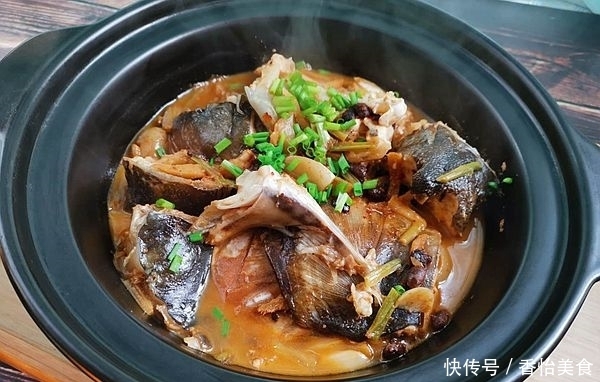 这菜简单，腌一腌，焖一焖，热乎乎地上桌了，鲜香下饭