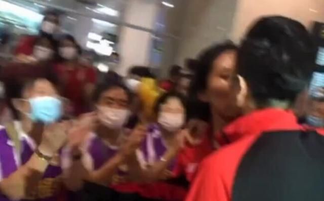 球迷们|浪漫亲吻!李盈莹两大女排队友回天津被求婚,男方激动振臂欢呼