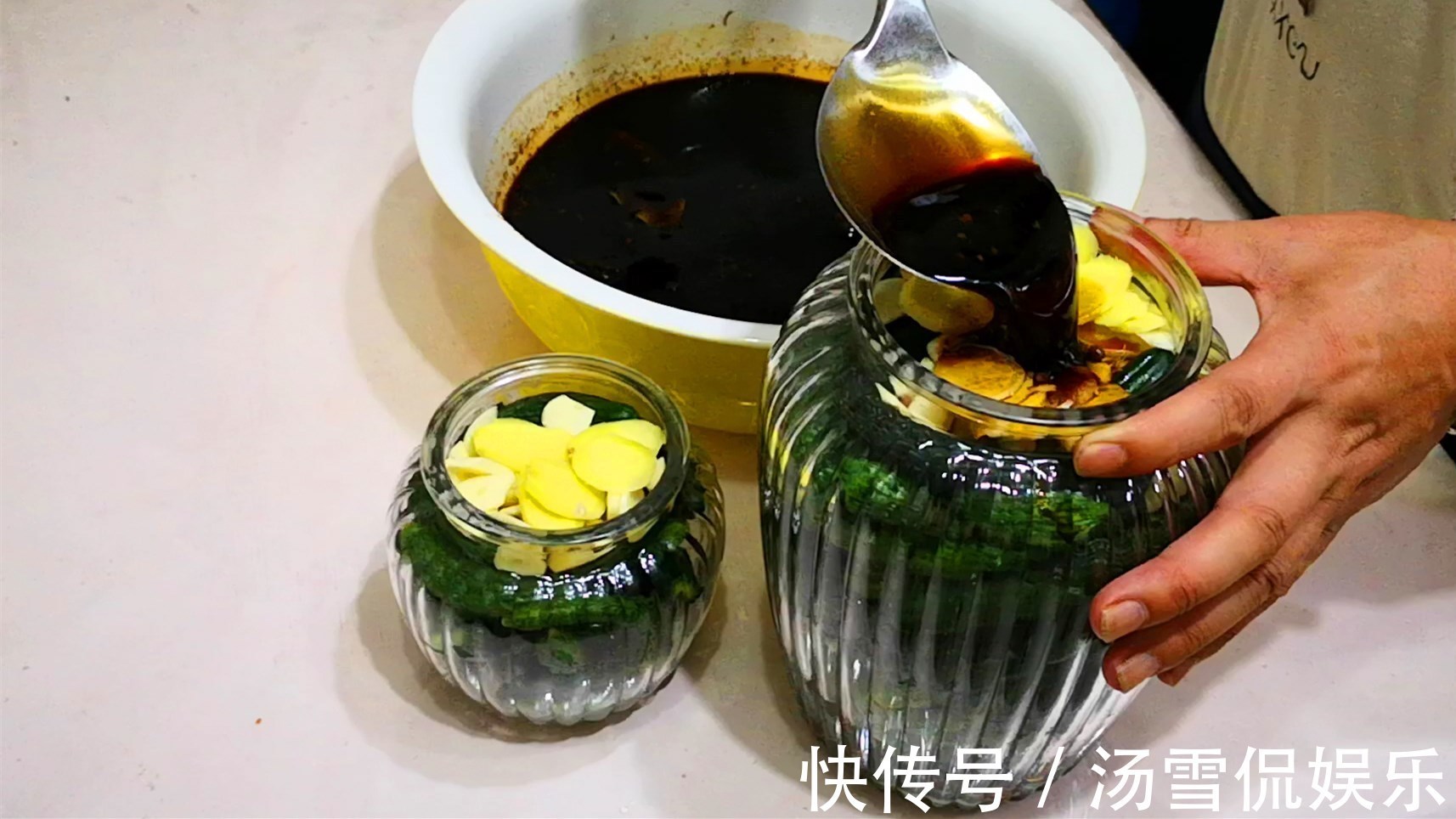 阳台上|腌黄瓜时,只会加盐就外行了,多加1味调料,又脆又绿格外香!