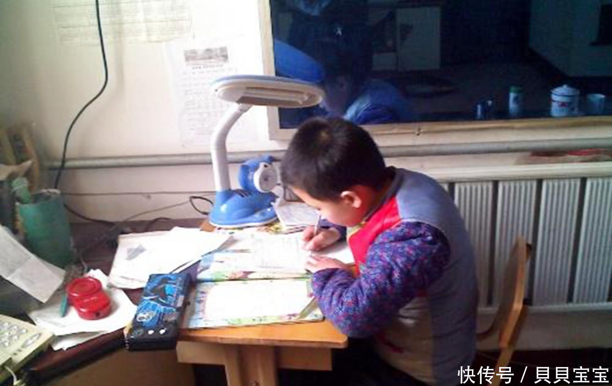 父亲询问期末成绩,女儿发牌式甩奖状,家长:又一个别人家的孩子