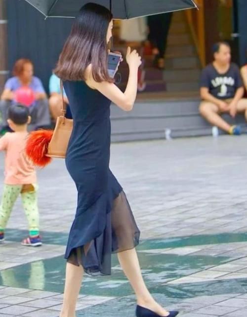 街拍小姐姐一件白色圆领T恤搭配灰色牛仔短裤,尽显时尚魅力