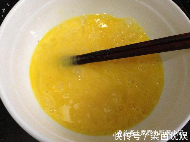 香蕉|70岁奶奶卖炸香蕉，十元一根，一天收入一千多块，生意超红火