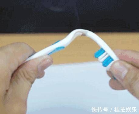 换下的旧牙刷别扔，用火烤一下有很多妙用，学会全家都受用