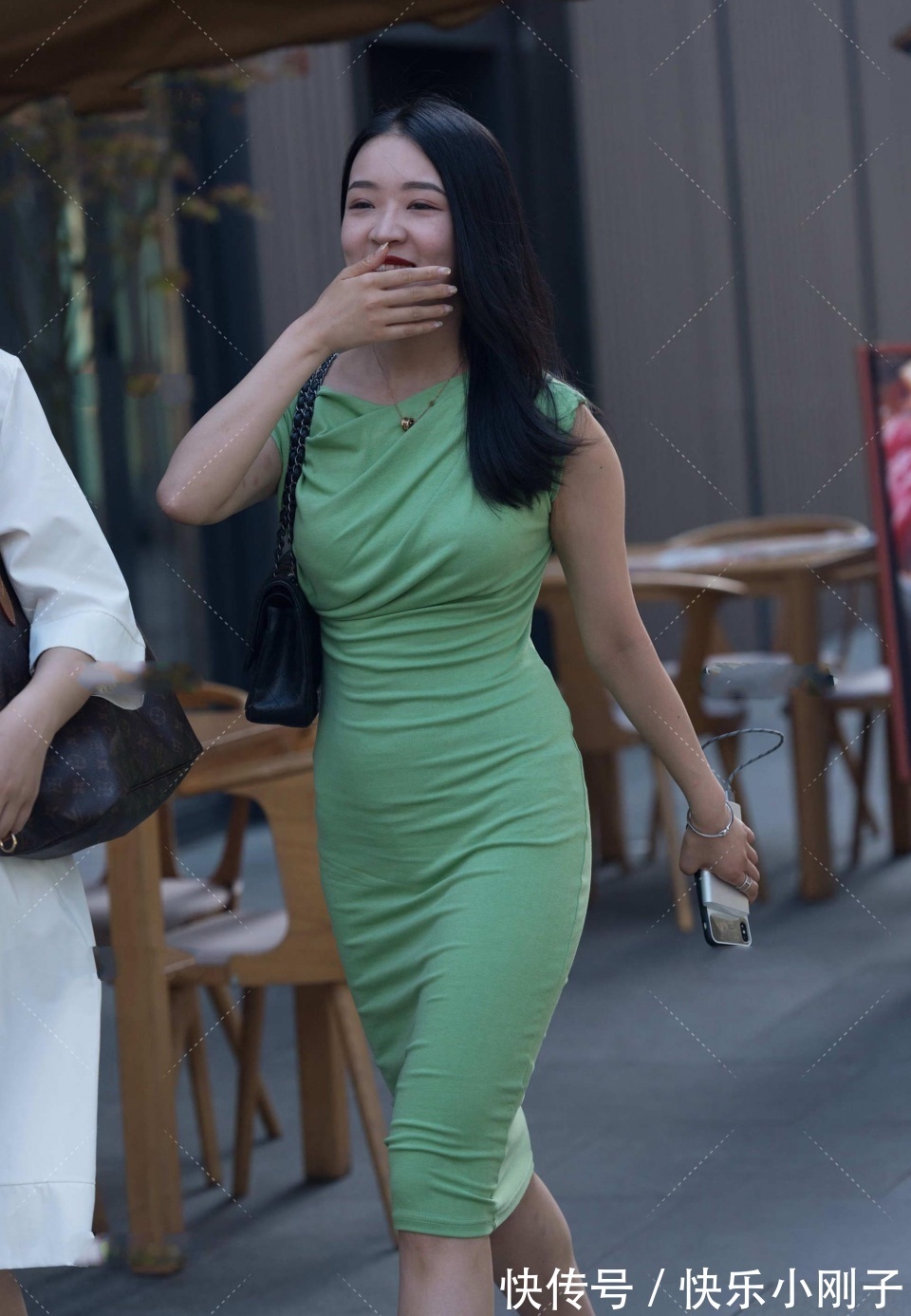 炎天|射手座美女如此令人羡慕,就想多看几眼,好想帮她买杯奶茶