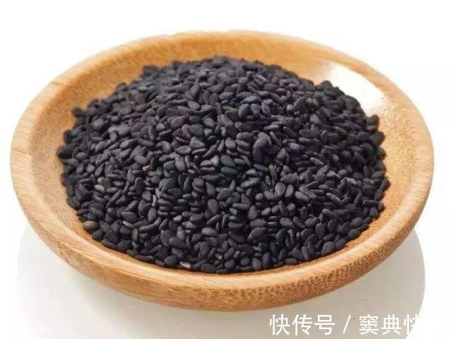 正确吃黑芝麻的吃法告诉你，坚持半个月，胜过吃钙片和用护发产品