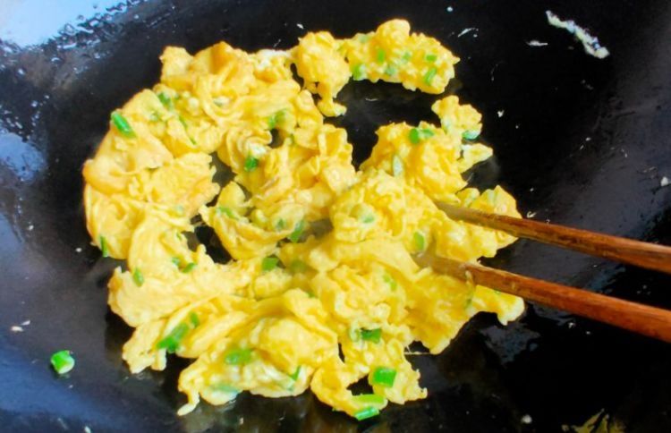 ?吃了30年炒鸡蛋,才知道直接下锅炒不对!这么炒鸡蛋又香又软嫩