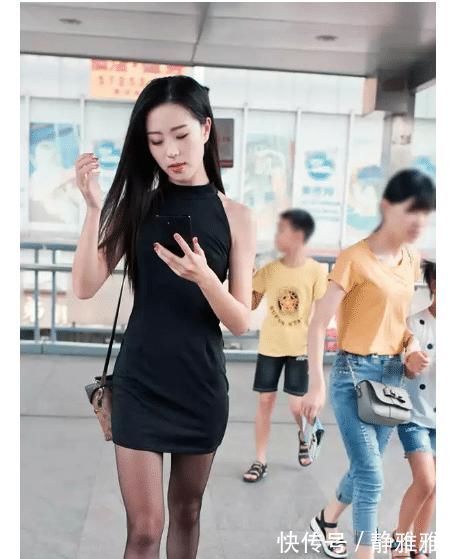 小姐姐 穿黑色高跟鞋的小姐姐，坐在公交站看脚，高跟鞋不合适么