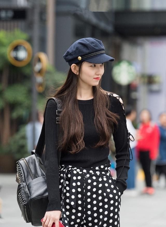 街拍运动型美女就是不一样,气质非凡,曲线迷人