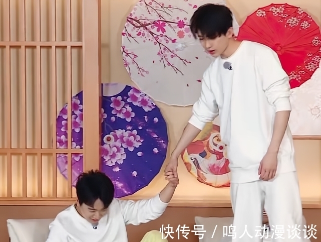 沙溢|郭麒麟脱掉鞋子,谁注意袜子上的图案,“德云大小姐”就是不一样