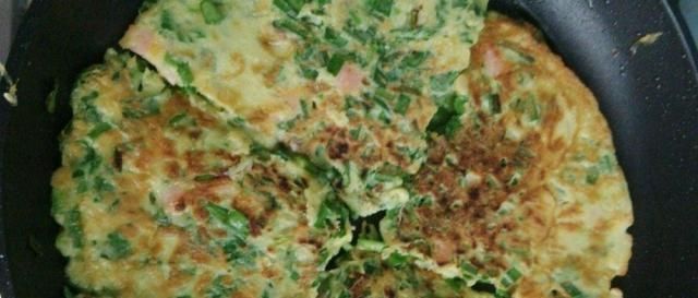 教你自己做韭菜鸡蛋饼,从此早餐就吃它了,既好吃又营养