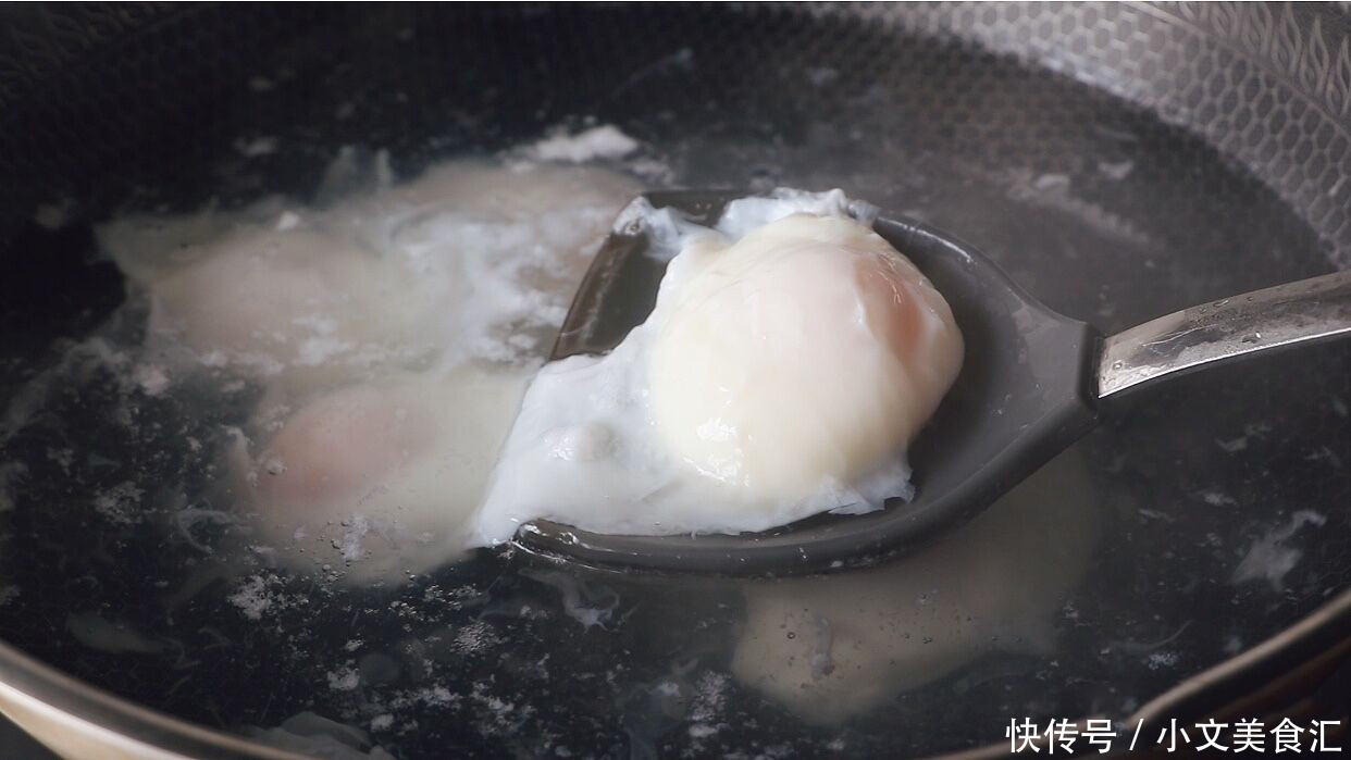 荷包蛋我就服这做法,出锅个个完整,一做一个准,鲜嫩好吃