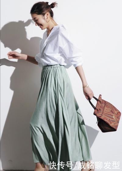 三四十岁春装怎么搭配减龄显气质？试试“白衬衫+半裙”，超好看