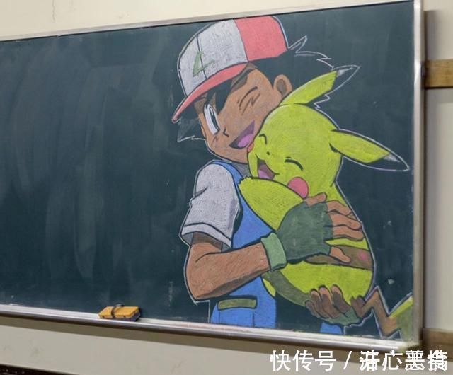 黑板报|日本的老师动漫细胞有点强：黑板上画动漫场景，落叶堆皮卡丘