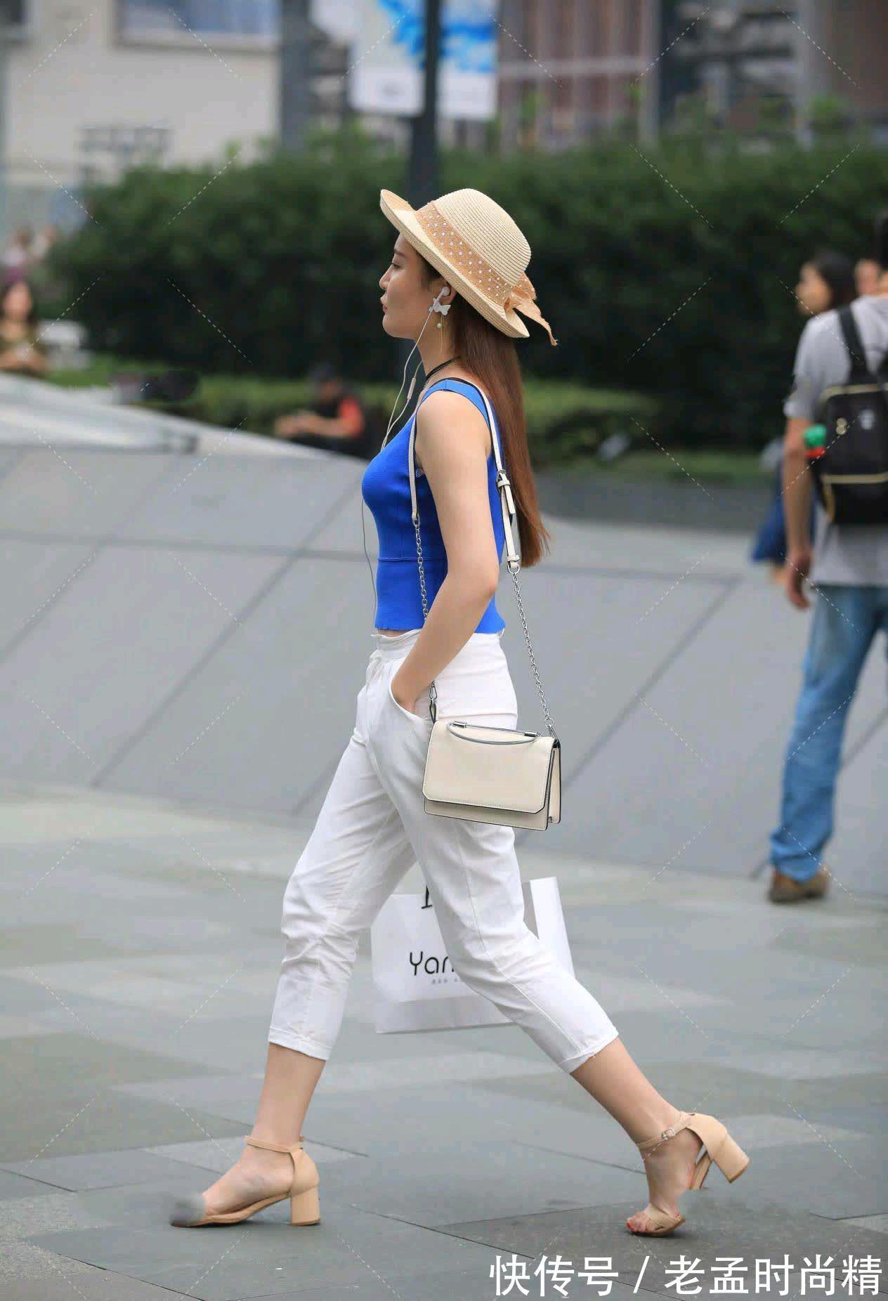时尚|街拍:时尚潮流女装,穿搭白色休闲裤的女子太美了