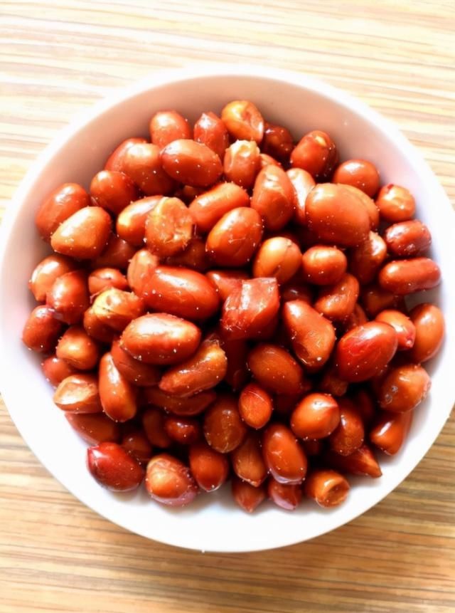 炒花生米时,最忌直接放油!再加这一步,酥脆好吃,久放不回潮