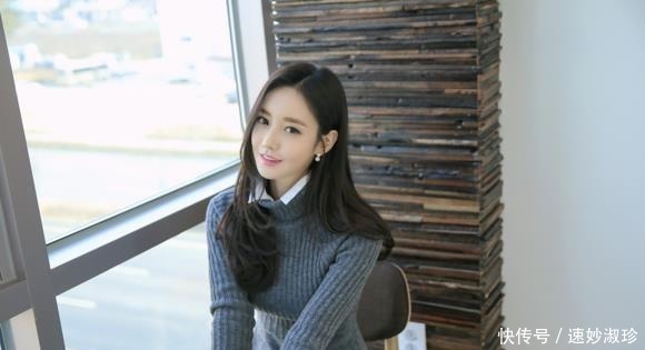 孙允珠高清美图:麻纹高领蓝灰色甜美针织裙!