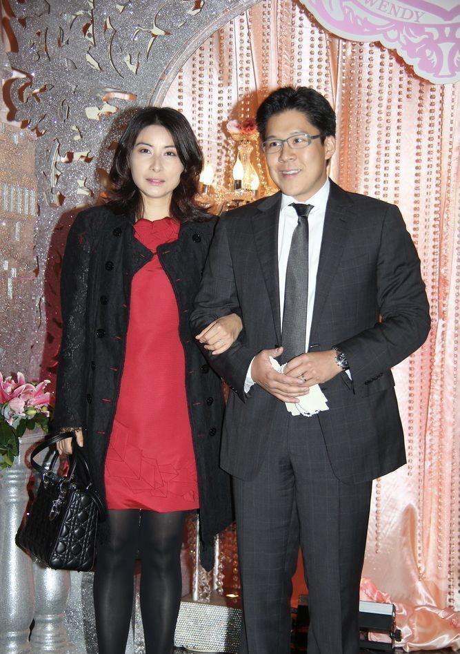 郭晶晶和一般“阔太”不一样,黑色连衣裙简约舒适,高级感爆棚