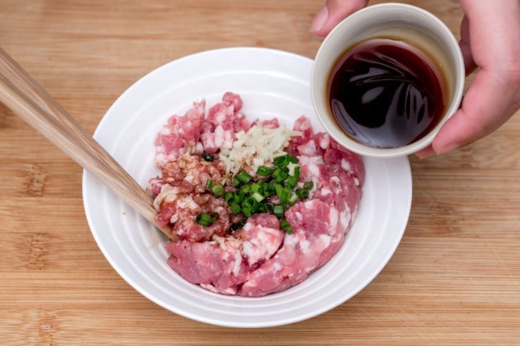 调饺子馅有讲究,牢记“4点”,肉馅又嫩又香,饺子出锅鲜香多汁