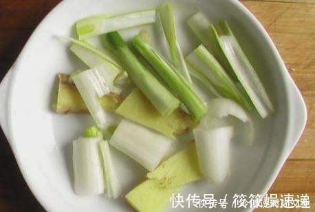 大虾|水煮大虾,放盐还是放醋牢记3个要点,虾肉鲜嫩,还无腥味