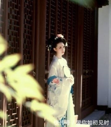 湘帘|卷湘帘、浓绿入灵眸,偏有一红倚叠翠,香淡淡、韵悠悠