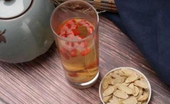 气血|黄芪水虽然补气养血,3种情况下不能喝黄芪,相当于种下“恶果”