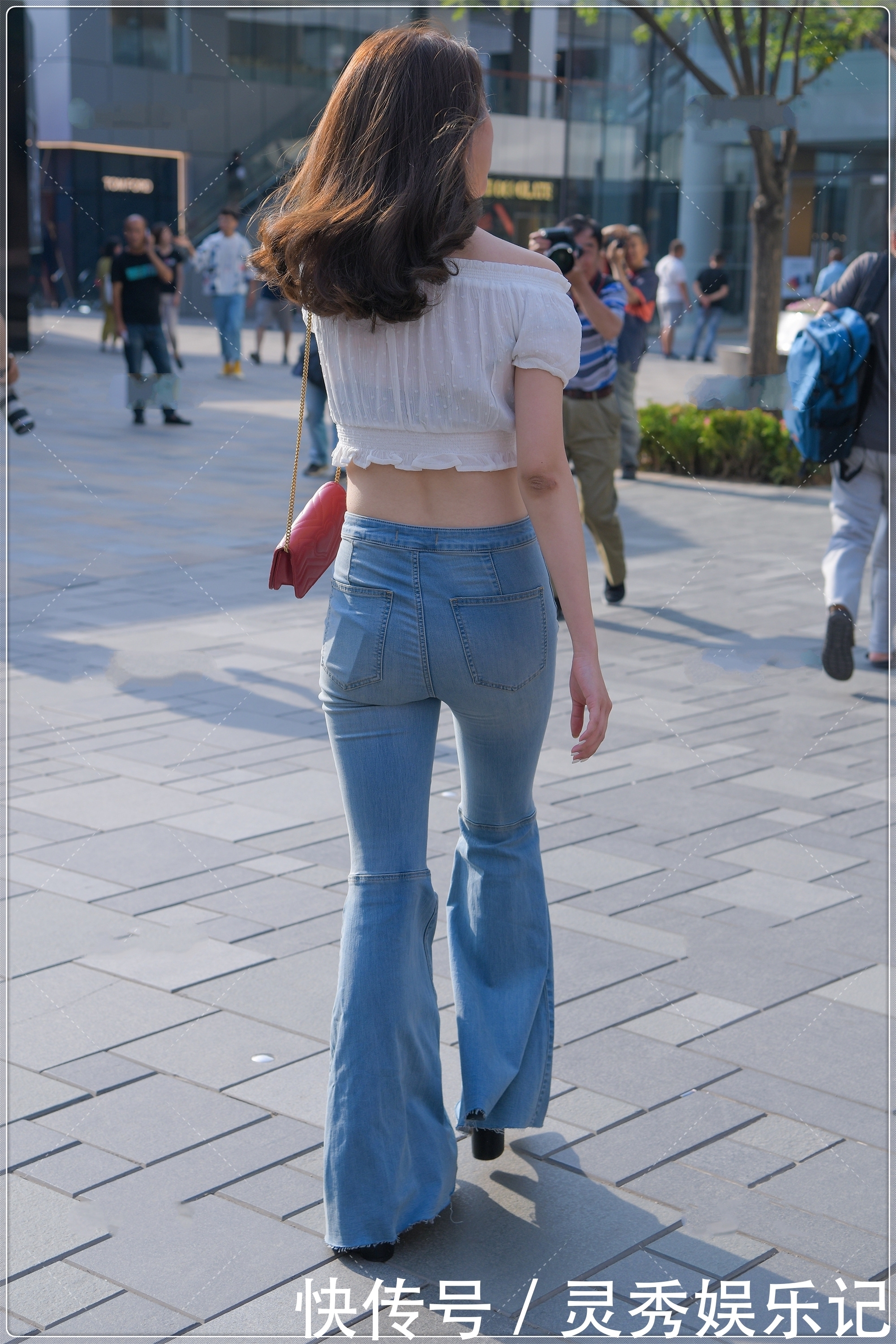 一字肩露脐装搭配牛仔喇叭裤,版型独特,时尚范十足