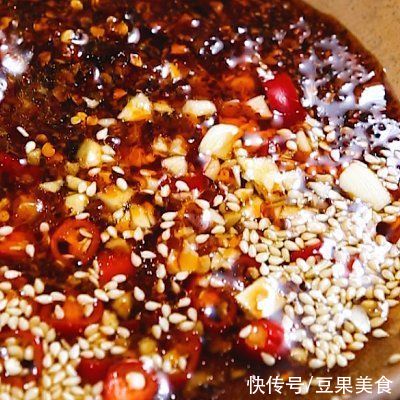 胶质体|夏日美味小吃豌豆凉粉---可以吸溜着吃