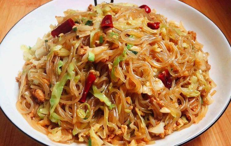 ?粉条直接下锅炒,难怪不好吃!教你一个妙招,不坨不粘锅味道香