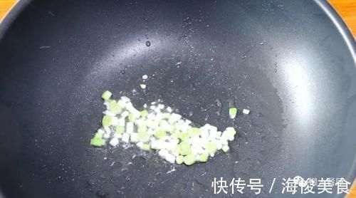 五花肉裹上淀粉糊，加一碗料汁炒，太下饭了，外皮想要更脆有窍门