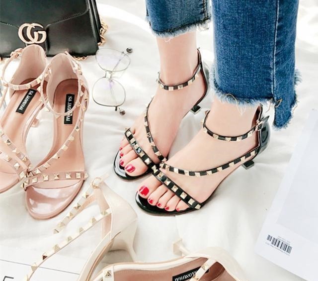 时尚 漂亮女人要懂得拒绝平庸,今年流行铆钉凉鞋,分分钟“扎”你心