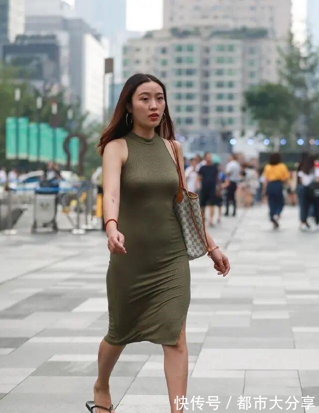 时髦 连衣裙配“人字拖”就是这么任性，时髦洋气又优雅，好美！