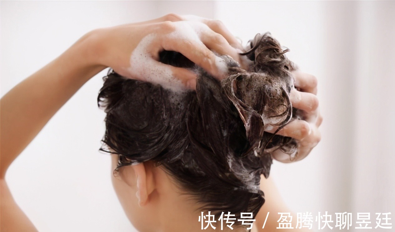 头皮|头发多久洗一次最好?多数人一直都做错了,难怪头发越掉越多